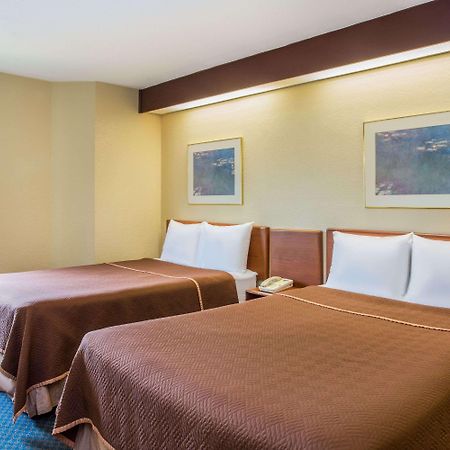 Travelodge By Wyndham Fort Myers Airport Eksteriør billede