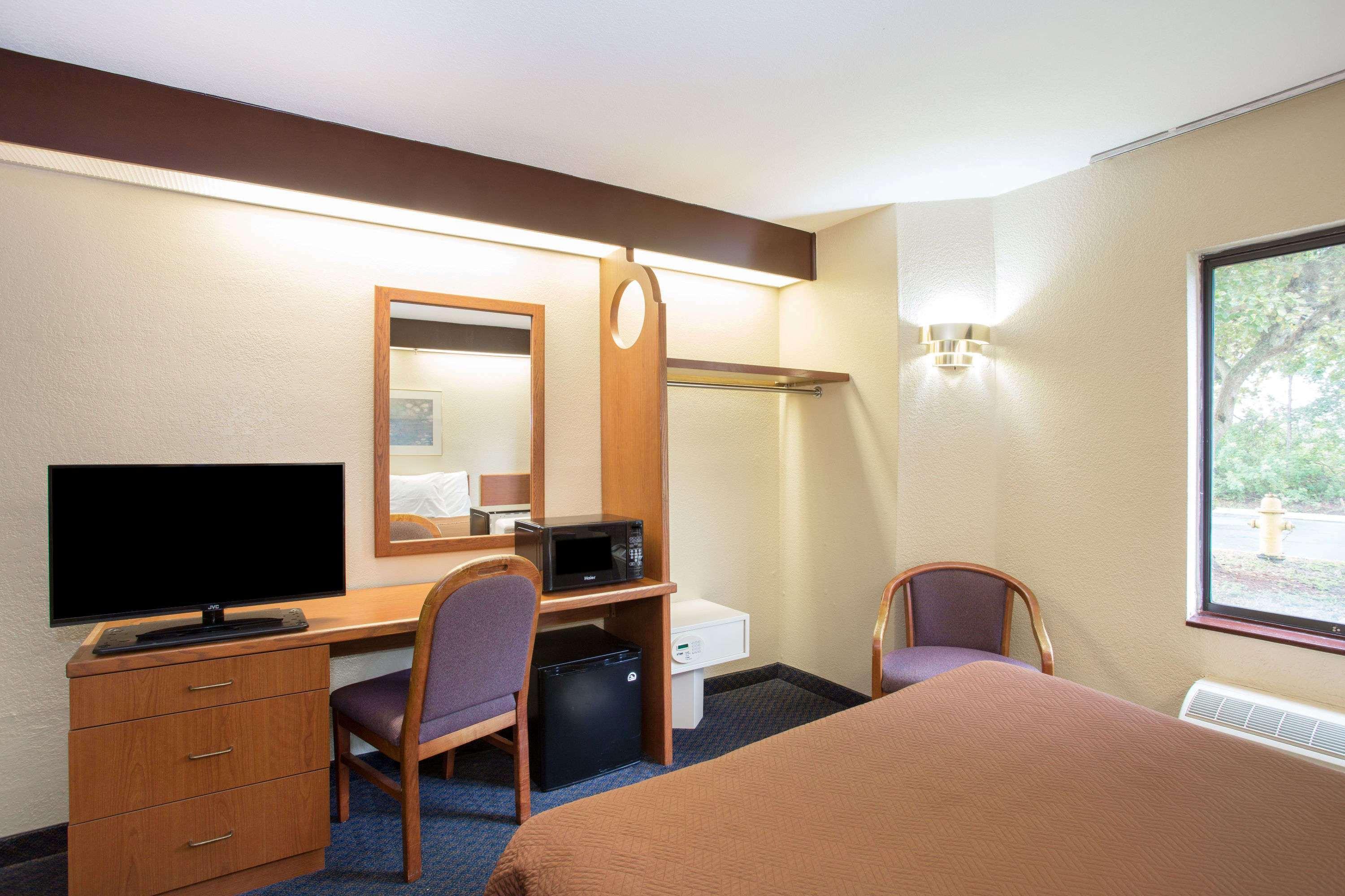 Travelodge By Wyndham Fort Myers Airport Eksteriør billede