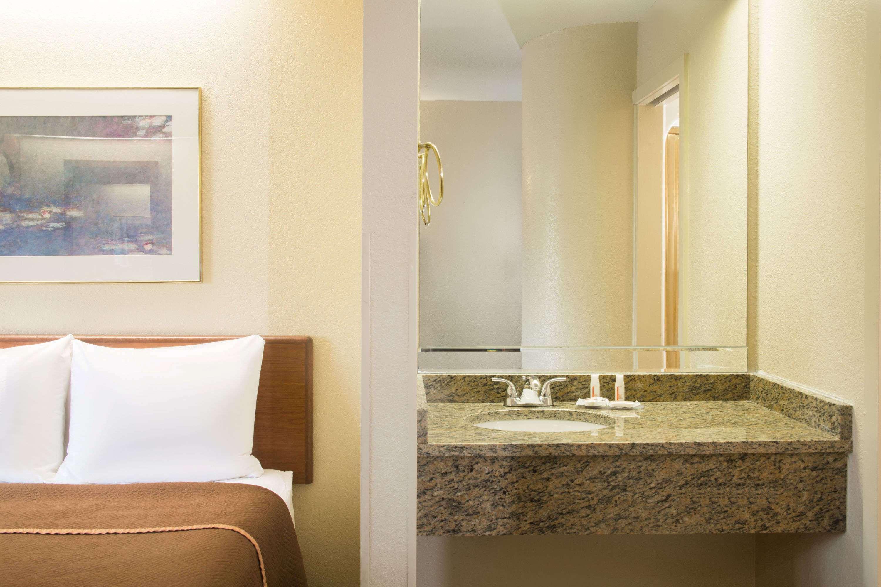 Travelodge By Wyndham Fort Myers Airport Eksteriør billede